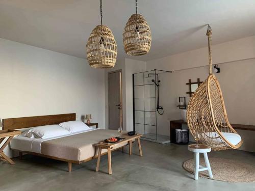 una camera con un letto e due cestini appendiabiti di ALETRI new swim up HOTEL a Città di Alonissos