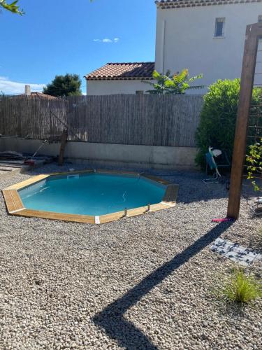 una pequeña piscina en un patio trasero con una valla en Studio entre Aix en Provence et Marseille et parking en Septèmes-les-Vallons