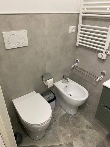 a bathroom with a toilet and a sink at Appartamento per vacanze in Porto SantʼElpidio