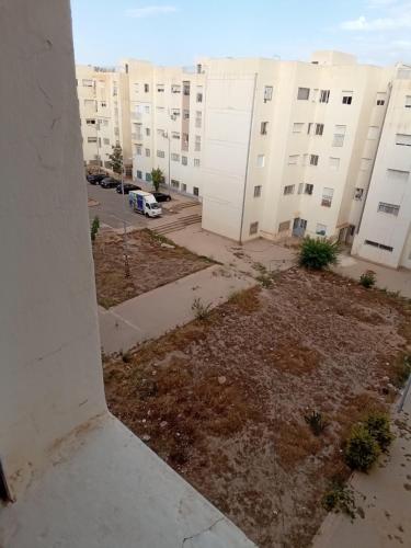uma vista aérea de um complexo de apartamentos com edifícios em Appartement calme au centre em Oujda