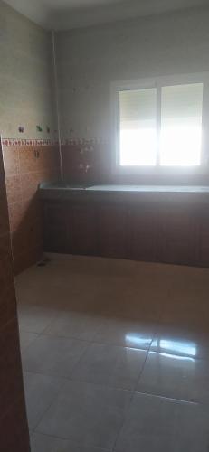 baño con ventana y suelo de baldosa en مدينه صفرو المغرب en Sefrou