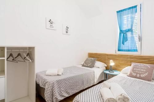 a small room with two beds and a window at Appartamenti San Lorenzo 1 in Reitani