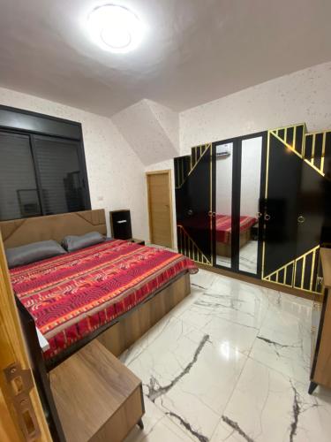 1 dormitorio con 1 cama grande y una escalera en villa star en Jericho