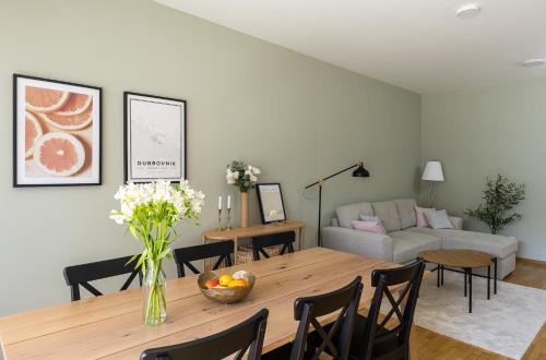 een woonkamer met een tafel en een bank bij Flora Luxury Apartment in Dubrovnik