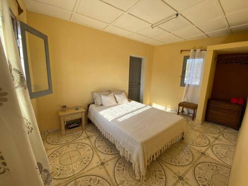 ein Schlafzimmer mit einem großen Bett in einem Zimmer in der Unterkunft Appartement indépendant et équipé in Tolagnaro