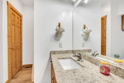 Billede fra billedgalleriet på Hibernation Station-IndoorOutdoor Pool, FREE tickets each paid day, Hot Tub, WIFI, Arcade Game!!! i Pigeon Forge