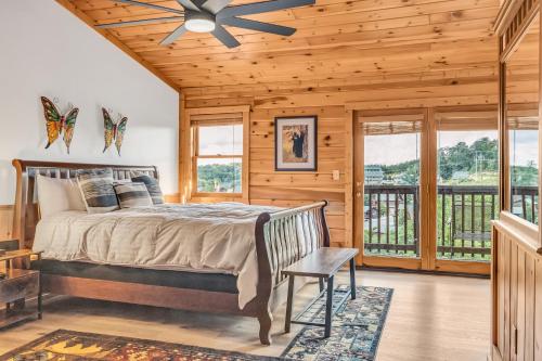 En eller flere senge i et værelse på Hibernation Station-IndoorOutdoor Pool, FREE tickets each paid day, Hot Tub, WIFI, Arcade Game!!!