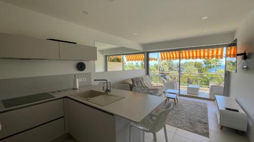 Dapur atau dapur kecil di APPARTEMENT 2 chambres vue mer panoramique, proche Croisette Cannes