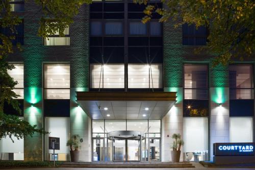 une vue extérieure d'un bâtiment dans l'établissement Courtyard By Marriott Brussels, à Bruxelles