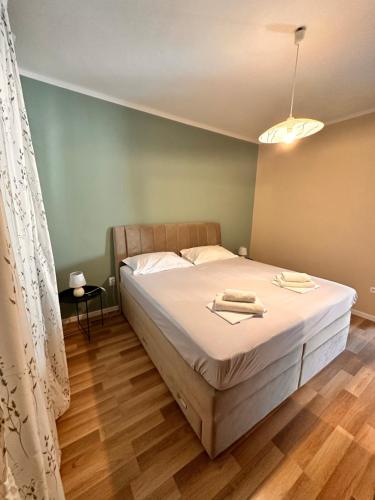 Sea and Lemon Tree apartment في Drašnice: غرفة نوم بسرير كبير مع شراشف بيضاء
