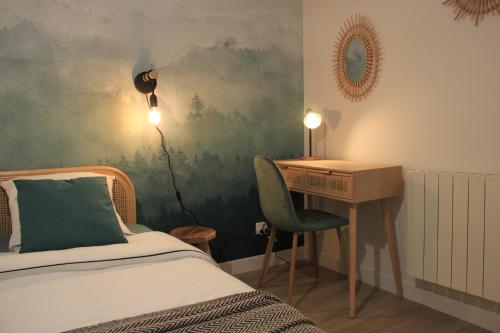 ein Schlafzimmer mit einem Schreibtisch, einem Bett, einem Schreibtisch und einem Stuhl in der Unterkunft Le Zen & Cosy*Hyper centre in Charleville-Mézières
