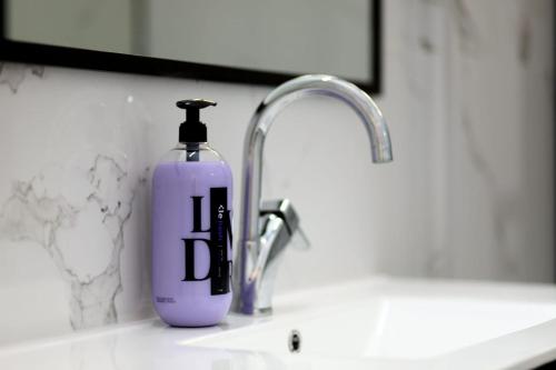 ハデラにあるSea view luxury Apartmentの紫の洗剤