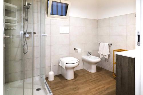 La salle de bains est pourvue de toilettes, d'une douche et d'un lavabo. dans l'établissement santa potenza, à Felline