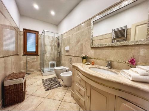 y baño con lavabo, ducha y aseo. en Casa Vacanze Villa Marisol, en Vico Equense