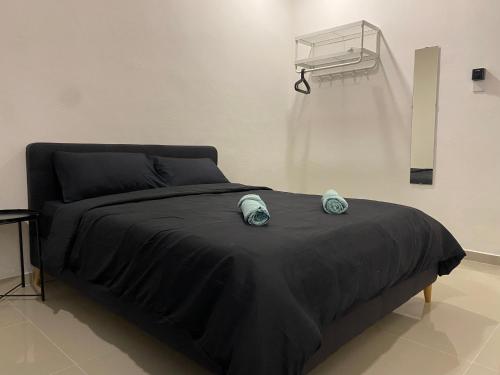 - un lit avec une couverture noire et un panier de basket dans l'établissement Dudu Guesthouse Ipoh, à Ipoh