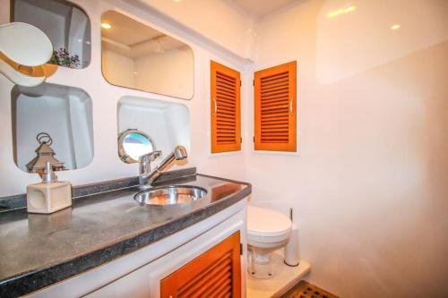 a bathroom with a sink and a toilet at Boğaz Çocuğu Yat in Bodrum City