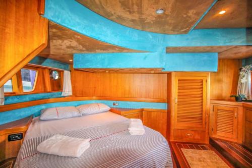 a bed in the middle of a boat at Boğaz Çocuğu Yat in Bodrum City