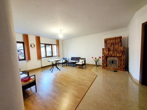 - un salon avec une cheminée, une table et des chaises dans l'établissement Pensiunea Geta, à Rucăr