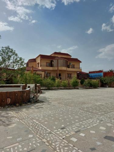 a large building in the middle of a parking lot at فله فاخرة in Tanomah