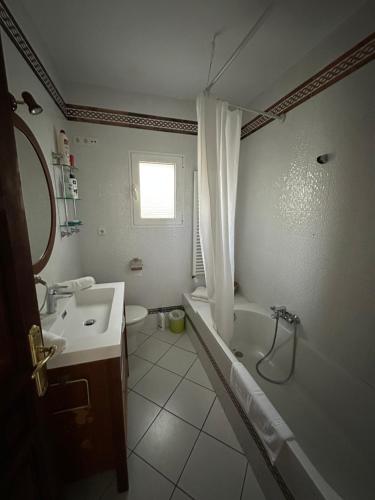 une salle de bains avec lavabo, baignoire et toilettes dans l'établissement Costabella / Marbella a mar, à Marbella