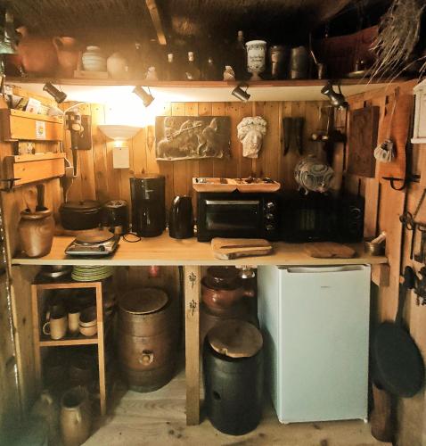 une cuisine avec un comptoir avec des casseroles et des poêles dans l'établissement Le Camp du Chevalier, à Valençay