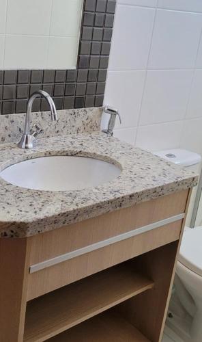 カルダス・ノバスにあるApartamento da Gigi Caldasの洗面台とトイレ付きのバスルーム