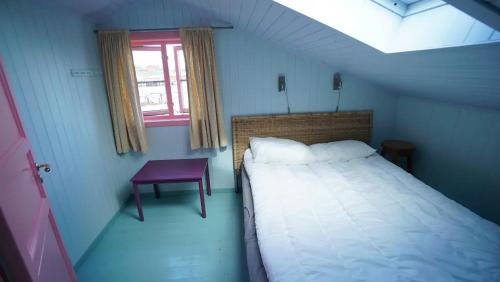 Postel nebo postele na pokoji v ubytování Real fisherman's cabins in Ballstad, Lofoten