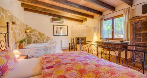 um quarto com uma cama e uma banheira em Finca Ferragut em Artà