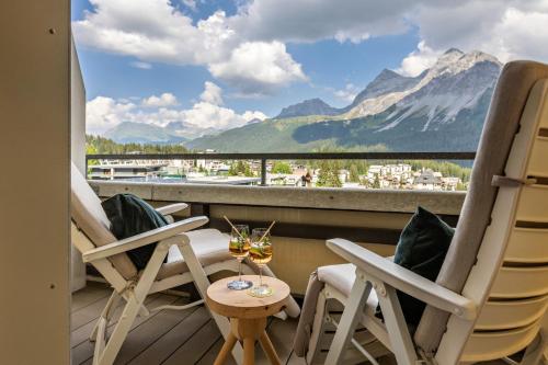 balcón con sillas y vistas a las montañas en Pension Arosa - Self Check-In, en Arosa