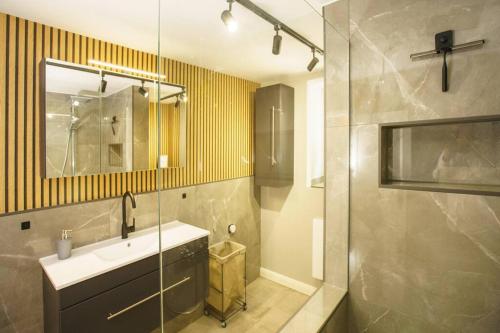 a bathroom with a sink and a shower with a mirror at Ferienwohnung inmitten der Natur 