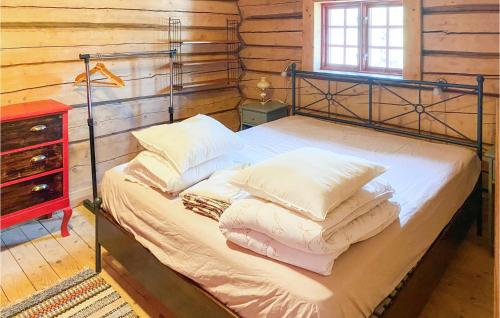 1 dormitorio con cama con marco de metal y almohadas en Stunning Home In Figeholm With Kitchen, en Figeholm