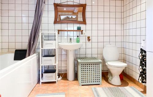 y baño con lavabo y aseo. en Stunning Home In Figeholm With Kitchen, en Figeholm