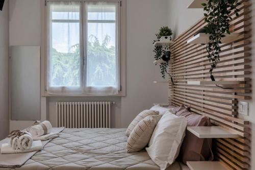 Un dormitorio con una cama grande y una ventana en Opera Apartment Sirmione, en Sirmione