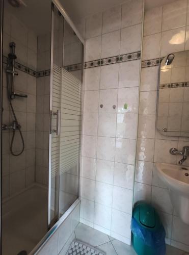 uma casa de banho com um chuveiro e um lavatório. em Pokoje u Natalii em Dziwnów