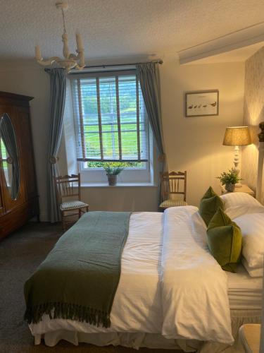 Un dormitorio con una cama grande y una ventana en Bewerley Hall farm en Harrogate