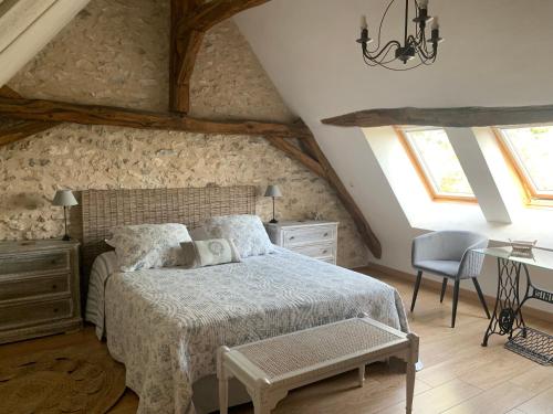 La Bihourderie في Azay-sur-Indre: غرفة نوم بسرير وطاولة وكراسي
