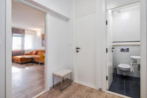 La salle de bains est pourvue de toilettes et d'un lavabo. dans l'établissement Split Serenity/ Suite with Sea View Balcony, à Split