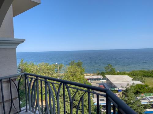 een balkon met uitzicht op de oceaan bij Cabacum Beach Residence AP.20 in Varna