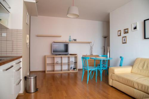 ein Wohnzimmer mit einem Tisch und einem Sofa in der Unterkunft Apartment Tereza in Prag