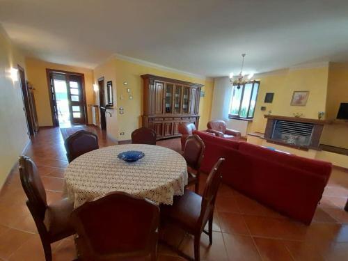 uma sala de estar com uma mesa e um sofá em Villa Pina - Relaxing view & BBQ em Sulzano