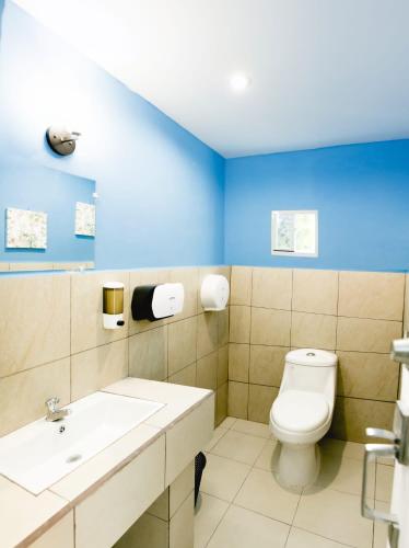 a bathroom with a toilet and a sink at KaiBlue Hotel y Restaurante in La Libertad