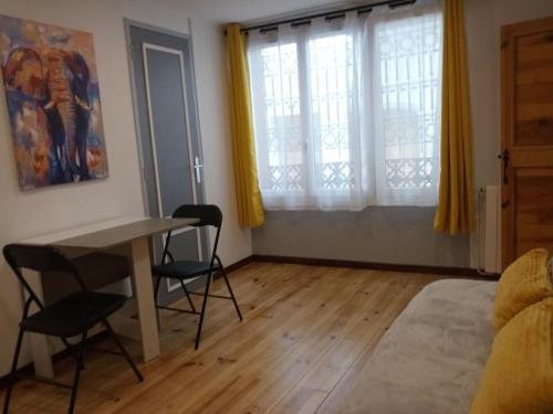 Ruang duduk di Cosy petit appartement