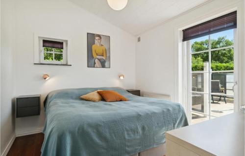 um quarto branco com uma cama e uma janela em Amazing Home In rsted With Kitchen em Ørsted
