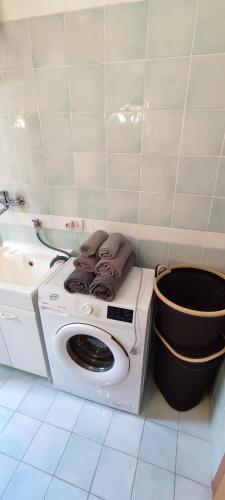 a washing machine in a bathroom with a sink at Ferienwohnung mit Meerblick im Juwel Le Castella in Le Castella