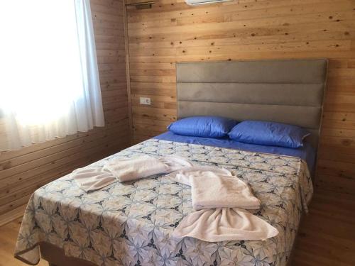Postel nebo postele na pokoji v ubytování Fethiye Çiftlik 2+1 ağaç ev