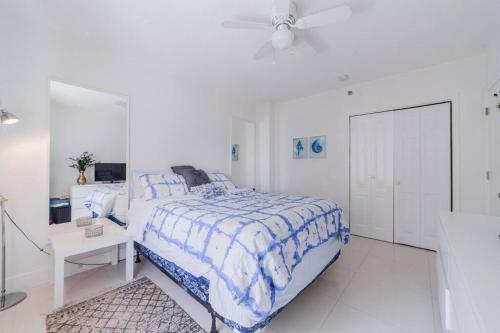 ein weißes Schlafzimmer mit einem Bett und einem weißen Schrank in der Unterkunft OCEAN & SAND ONLY 1 MINUTE WALK! in Miami Beach