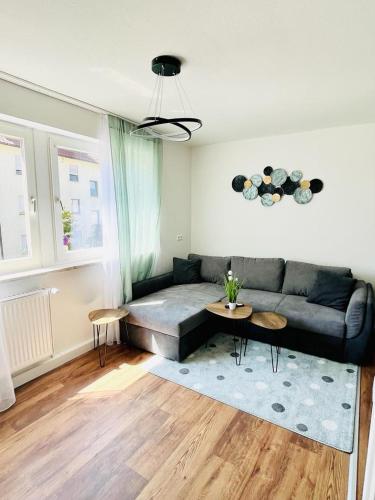 uma sala de estar com um sofá e uma mesa em 3Room-Central-Modern- The Seashell by SA-Grandeur em Friedrichshafen
