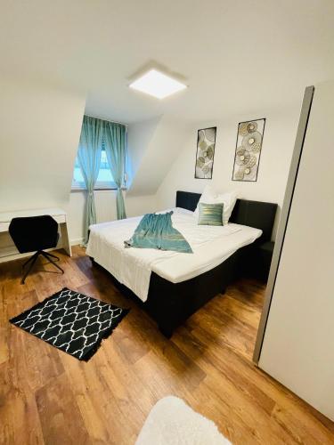 een slaapkamer met een bed, een bureau en een raam bij 3Zi-Central, Modern- The Sandcastle by SA-Grandeur in Friedrichshafen