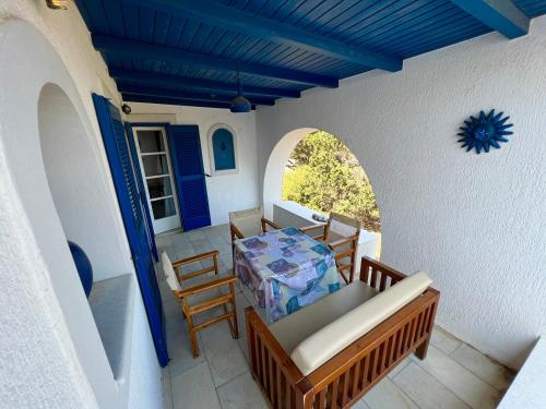 um quarto com uma mesa e cadeiras num pátio em pirgaki seaside house em Naxos Chora