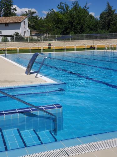 une grande piscine d'eau bleue dans l'établissement NGN, à Ateca